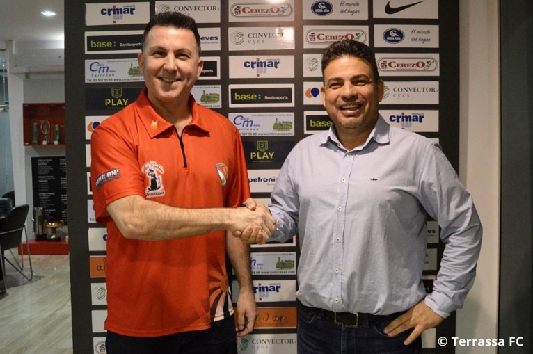El Terrassa FC arriba a un acord d’esponsorització amb el jugador de dards Toni Rodríguez