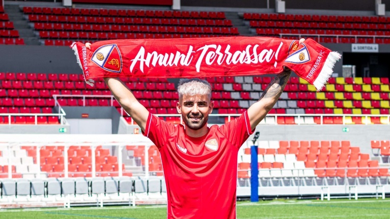 Adri Lled&oacute; 2024, el migcampista renova per un any m&eacute;s