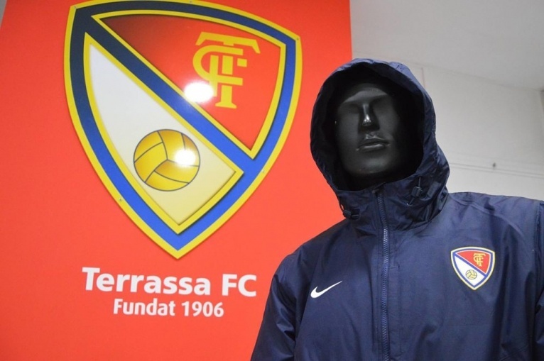 La parca Nike oficial del Terrassa FC, també disponible a les oficines del club
