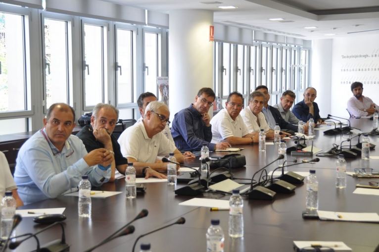 El president Jordi Cuesta, entre els assistents a la reunió de clubs catalans de Segona B i Tercera