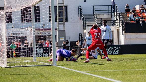 Derrota del Terrassa FC davant el Valencia Mestalla (5-1) en la seva visita a l'Estadi Antonio Puchades